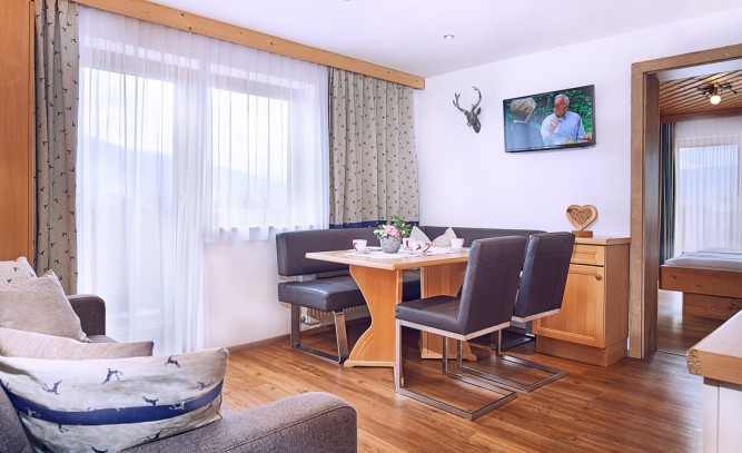 Wohnraum mit Esstisch