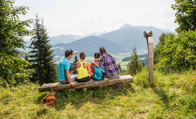 Freunde genießen die Aussicht in Flachau © Flachau Tourismus