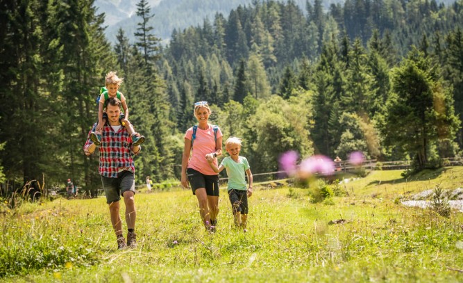 Familie beim Wandern © Flachau Tourismus