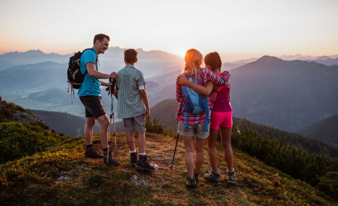 Familie beim Wandern, Sonnenuntergang © Flachau Tourismus