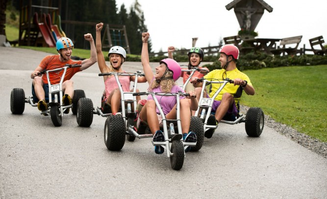 Freunde haben Spaß beim Mountaincart fahren © Flachau Tourismus