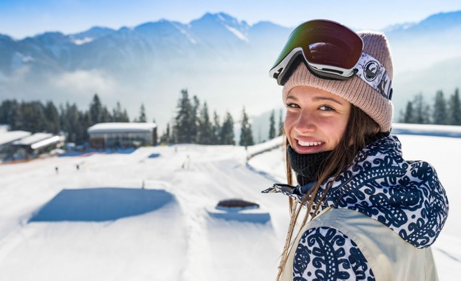Frau beim Snowboarden © Flachau Tourismus - zooom productions