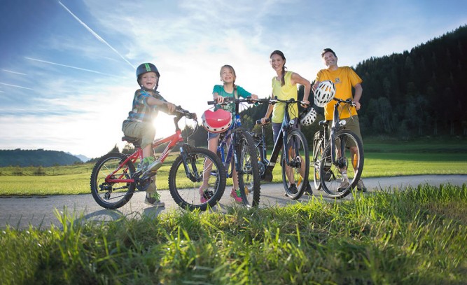 Familie beim Radfahren im Sommerurlaub © Flachau Tourismus