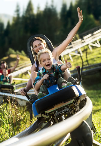 Mutter und Kind haben Spaß beim Rodeln im Sommer © Flachau Tourismus