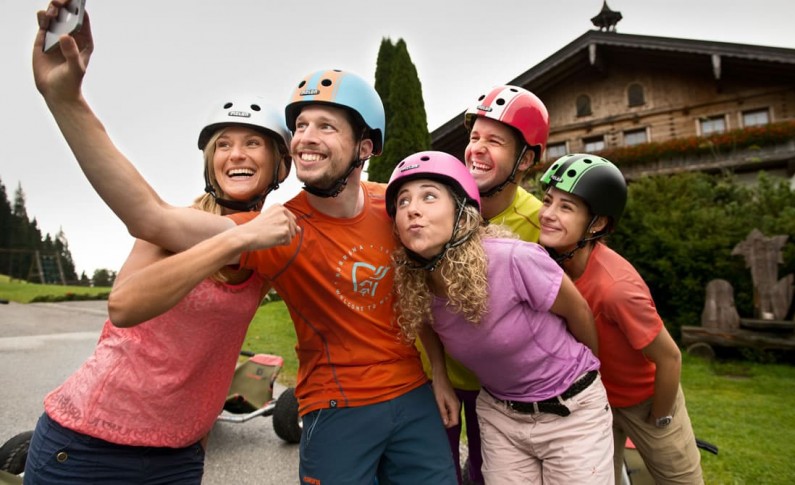 Freunde machen Selfies im Urlaub © Flachau Tourismus