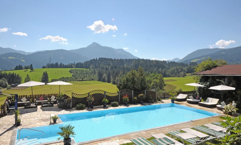 Schwimmbad mit Blick auf die Salzburger Berge
