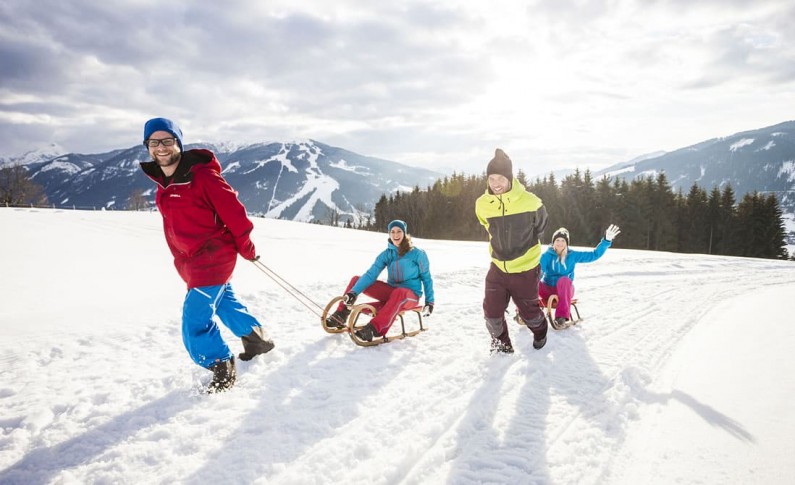 Schlittenfahren mit Freunden © Flachau Tourismus